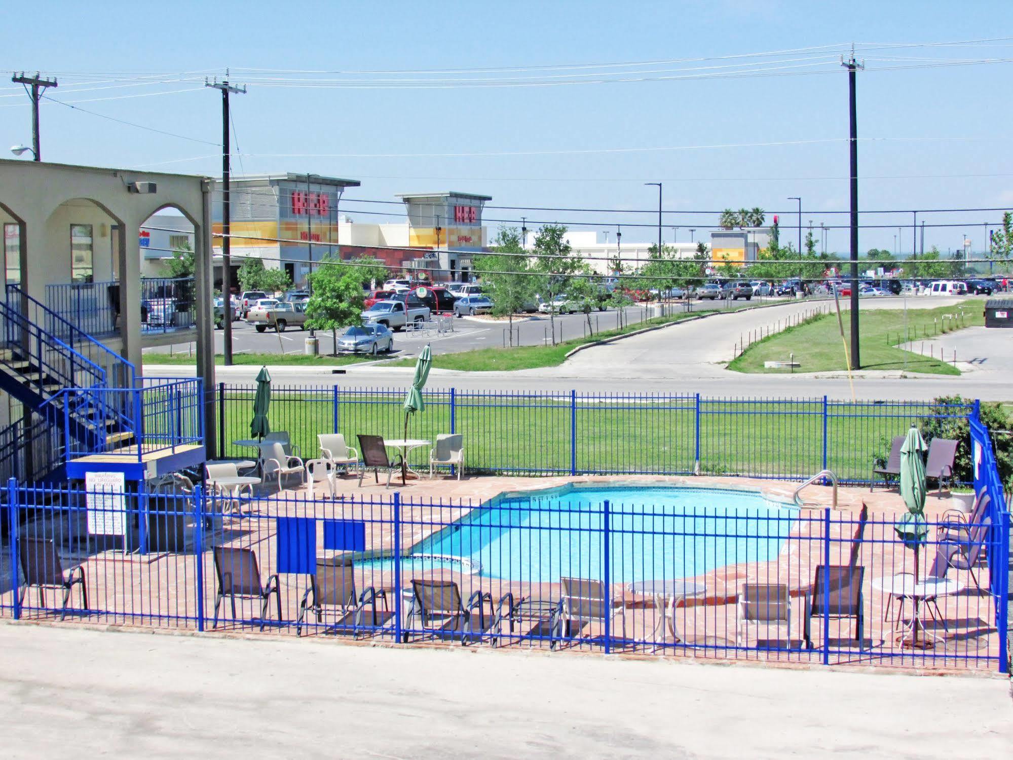 Oyo Hotel San Antonio Lackland Air Force Base West Екстериор снимка